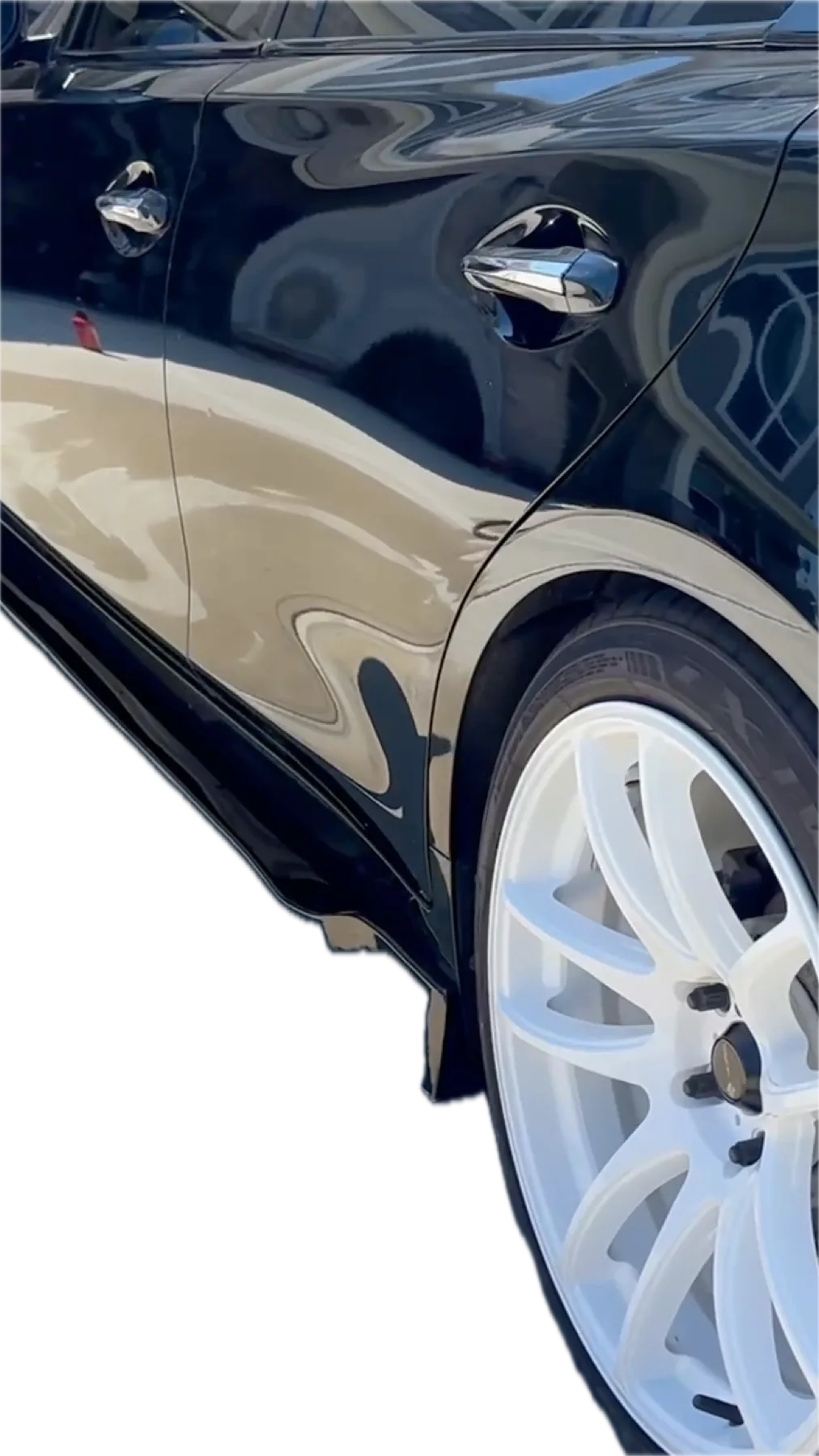 Glossy exterior finish and wheel detail